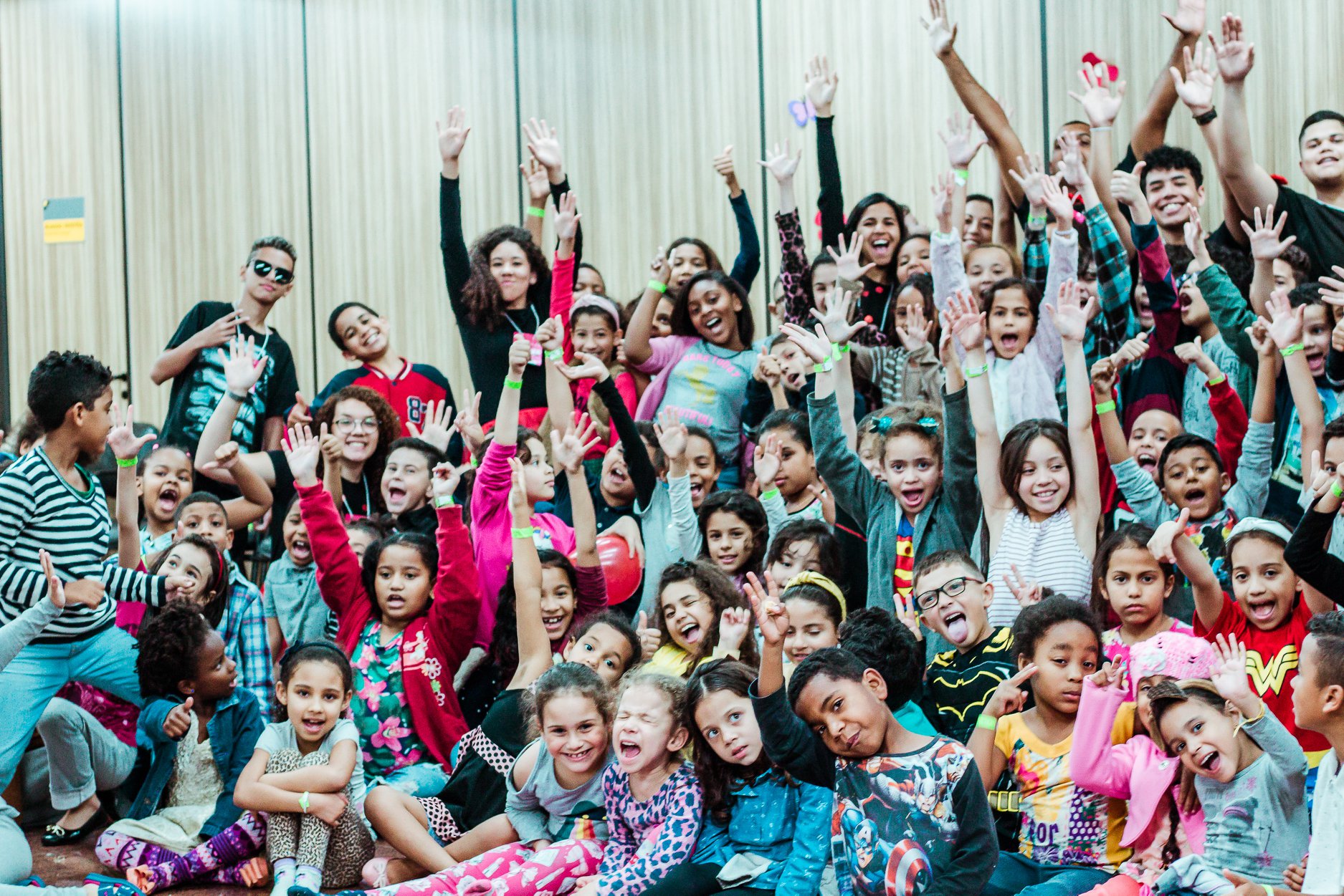 Crianças participando do Departamento Kids